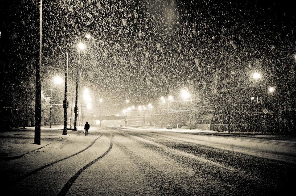 Падает снег город. Снегопад ночью в городе. Снег идет ночью. Вечерний снегопад. Снегопад вечером.